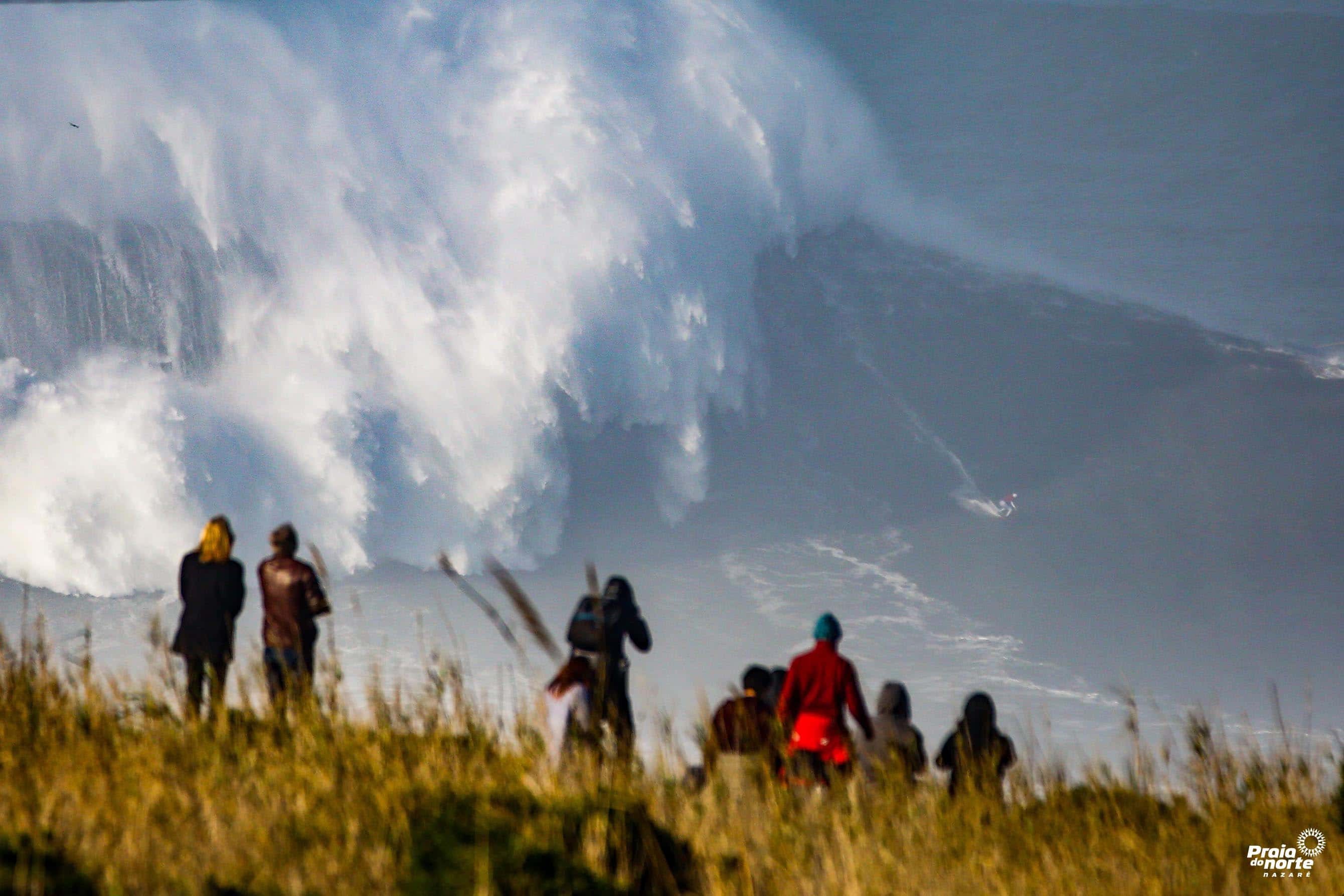 MAYA GABEIRA ENTRA NO GUINNESS COM ONDA SURFADA NA NAZARÉ
