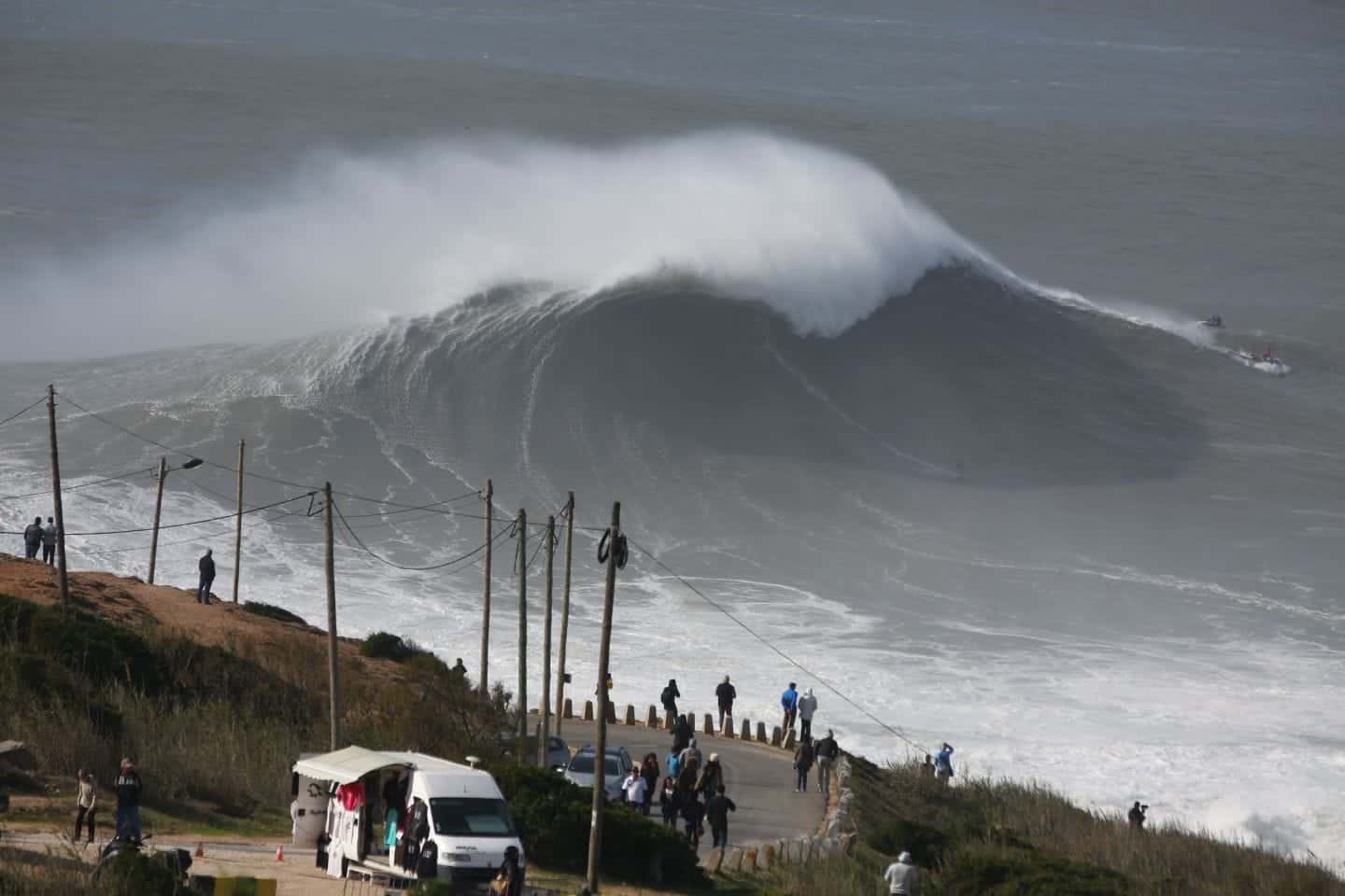 Ondulação grande junta Big Riders mundiais na Praia do Norte