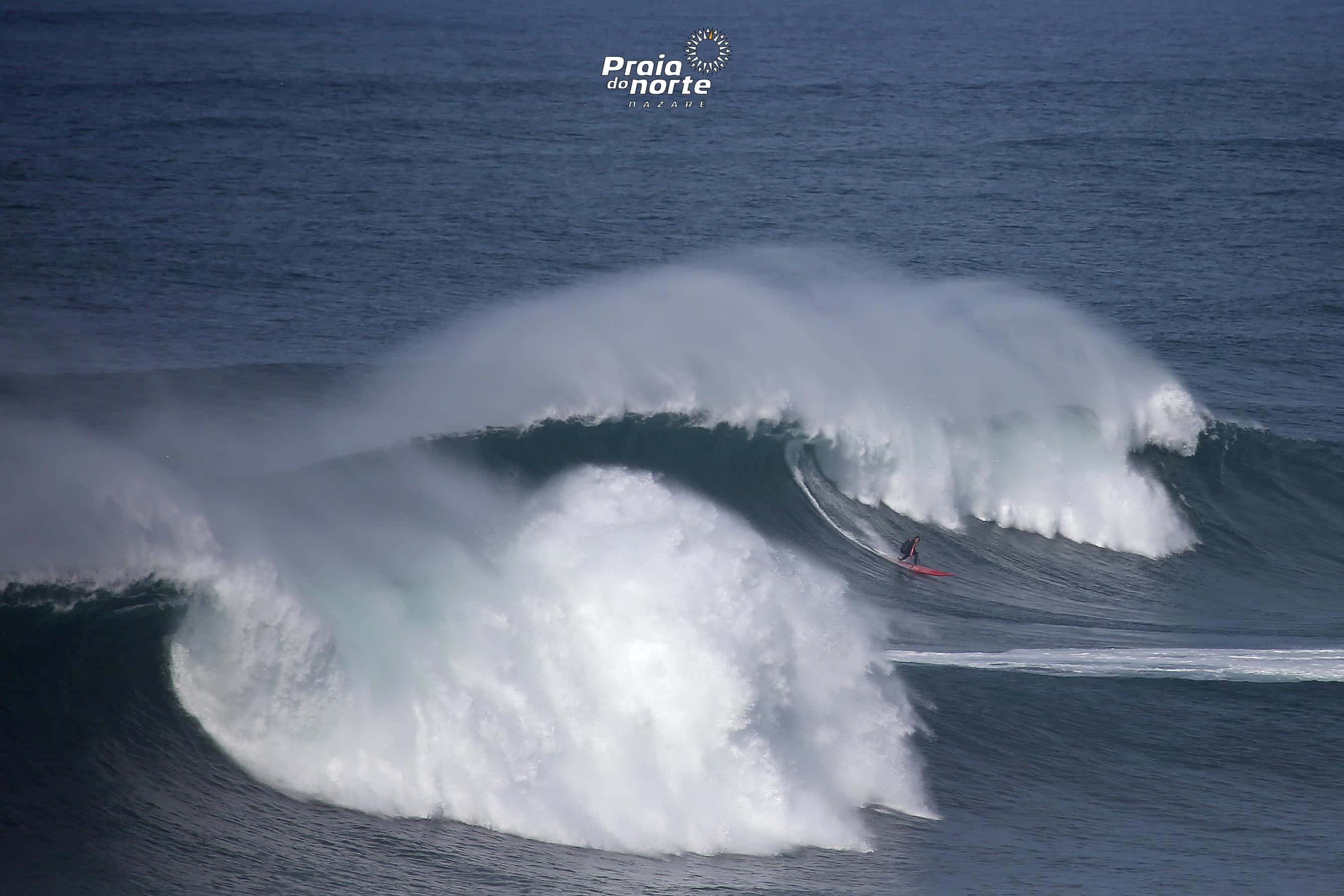 PRIMEIRO SWELL DESTA ÉPOCA TROUXE MOVIMENTO À PRAIA DO NORTE E ANTÓNIO LAUREANO NÃO FALTOU