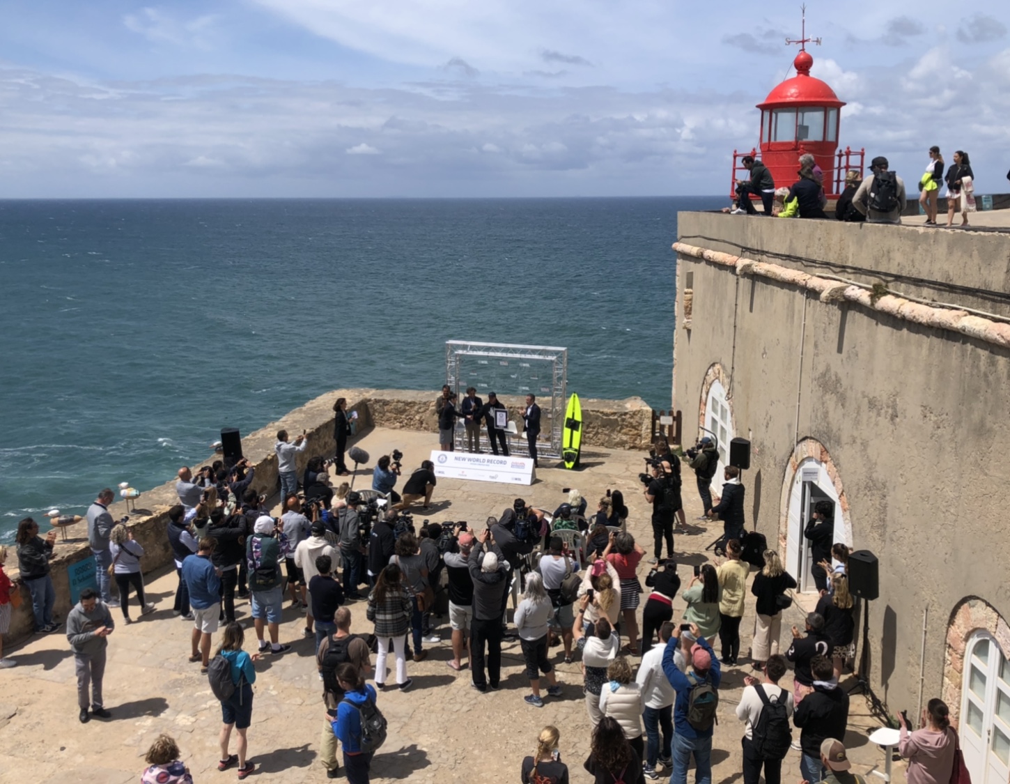 Sebastian Steudtner é o detentor do novo recorde mundial com uma onda de 26,21 metros